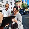 Es gilt, die erste Not zu lindern. Manfred Hölzl (links) und Heike Baumgärtner (rechts) geben gemeinsam mit Martin Schröpel von der ...