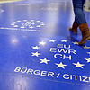 ARCHIV – 02.05.2014, Nordrhein-Westfalen, Düsseldorf: Eine Frau benutzt am auf dem Flughafen Düsseldorf den Weg für EU-Bürger zur ...