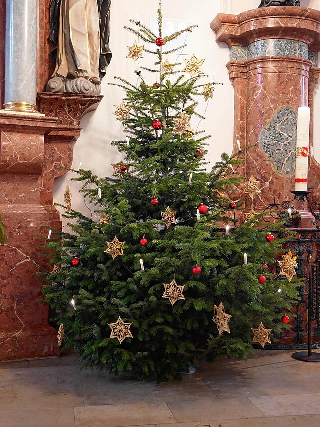 Dekan Peter Berg zelebrierte das Weihnachtshochamt, das von dem Münsterchor, einem Orchester und Solisten umrahmt wurde.