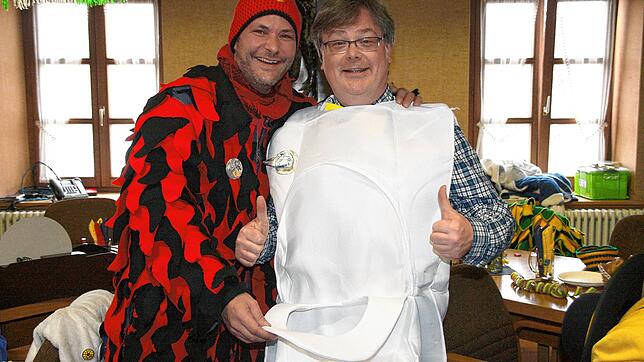 Sitzt perfekt: Zunftmeister Tobias Palla schenkte Bürgermeister Quednow in der Fasnacht 2020 ein Toilettengewand.