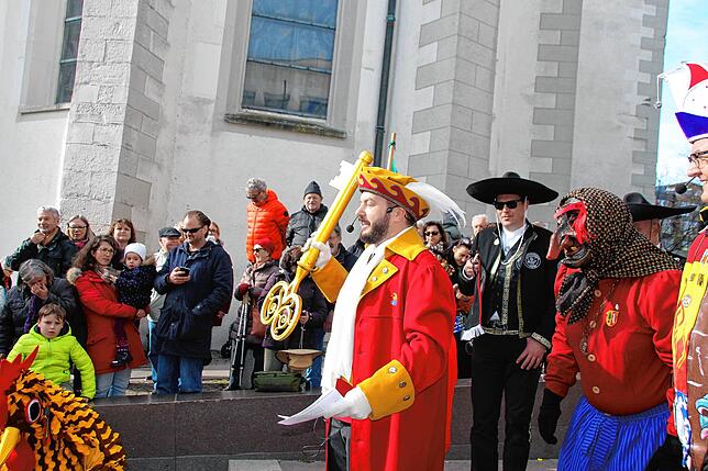 Zunftmeister Oliver Venus mit dem goldenen Schlüssel des Rathauses. Nun haben die Narren die Macht übernommen.