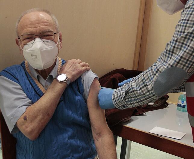 Der 81-jährige Alfred Hügle erhält am 1. April in der Möslehalle seine erste Corona-Impfung. Insgesamt wurden im Impfzentrum Luttingen ...