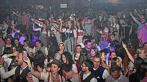 Oktoberfeststimmung herrscht im großen Festzelt der Landjugend Weiler beim bayerischen Abend.