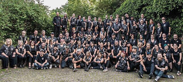 Sie mögen in ihren Lederwesten auf den ersten Blick wie ein Motorradclub wirken, zum Gruppenbild versammelt haben sich hier aber ...