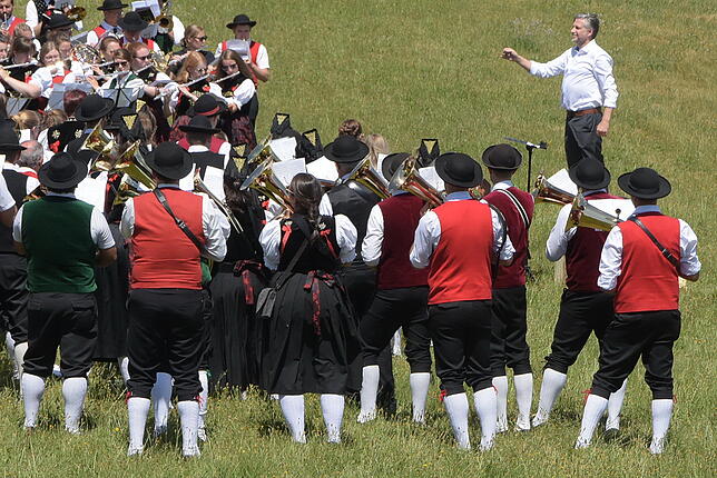 Unser Foto zeigt den Komponisten Alexander Pfluger bei der Aufführung des Werkes "Der Berg gruuft" mit dem Gesamtchor am ...