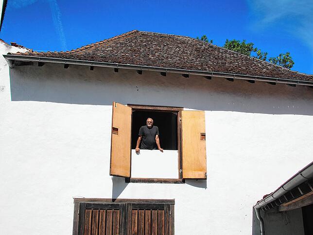 Titus Koch schaut heute aus dem Fenster des renovierten Gebäudes, vor dem 1989 ein provisorisches Dach für die Kunst aufgebaut worden war.