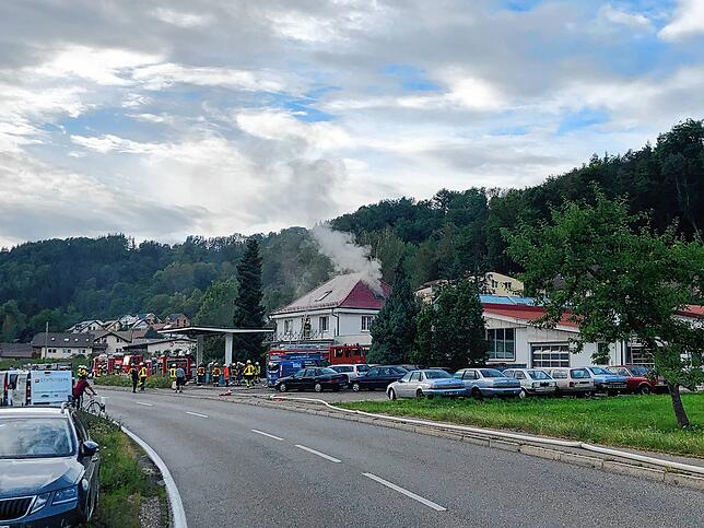 Dieses Bild entstand gegen 18.50 Uhr beim ersten Einsatz an dem Gebäude. Gegen 19.30 Uhr war zunächst gelöscht, doch dann flammte das ...
