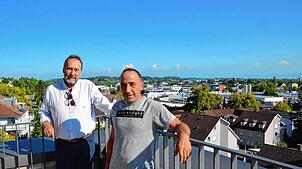 Dietmar Bitzenhofer und Anton Brielmayer von der Fraktion der Freien Wähler blicken von der Rathausterasse aus in die Zukunft von Markdorf.