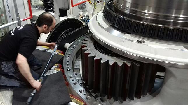 Ein ZF-Mitarbeiter in Witten montiert am weltweit größten Seriengetriebe für Windkraftanlagen einen Bolzen. Das ganze Getriebe wiegt ...