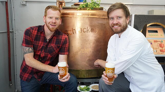 Auf ein Bier: Der Gastronom Daniel Frech (rechts) und der Diplom-Braumeister Konstantin Ziller haben in Ühlingen-Birkendorf die Brauerei ...