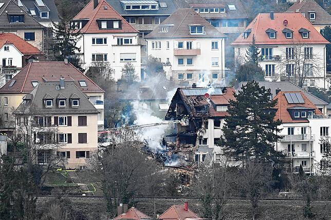 Das halb eingestürzte Haus aus der Distanz aufgenommen.