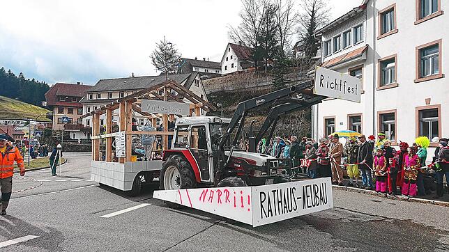 Am Rosenmontag gab es den ersten närrischen Vorschlag, wie das neue Gütenbacher Gemeindezentrum aussehen soll. Bei einem Wettbewerb der ...