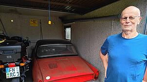 Rainer Schall vor seinem NSU Wankel-Spider. Das rare Auto ist nicht mehr fahrfähig. Aber der Markdorfer würde es eines Tages gerne ...