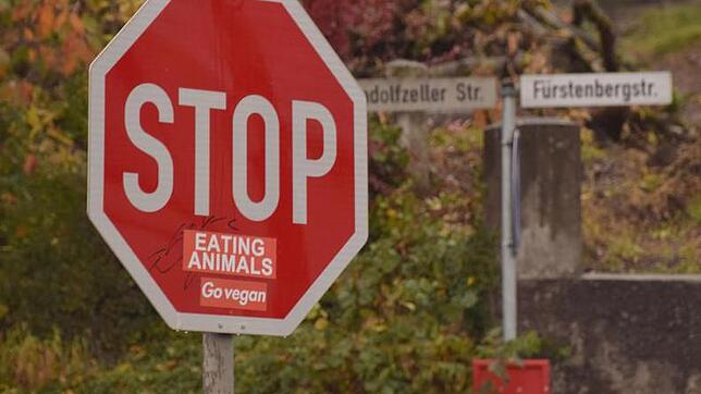 Beliebtes Objekt für Aufkleber: In der Riedstraße wurde ein Stop-Schild für die englische Botschaft entfremdet, kein Fleisch, sondern ...