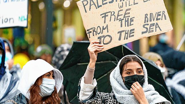 Wie viel Antisemitismus steckt in diesem Plakat? Auf dem Schild der Demonstrantin, gesehen bei einer Kundgebung in Hamburg, steht: ...
