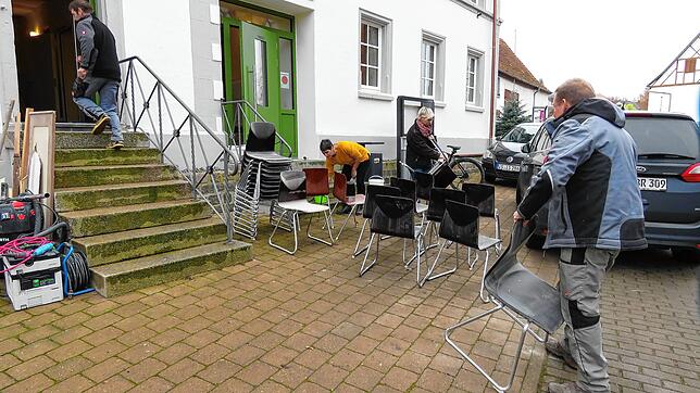 Der Reinigungstrupp bei der Arbeit: Nach der Sanierung des Gutmadinger Rathauses wurde die „Baustelle“ grundgereinigt. ...