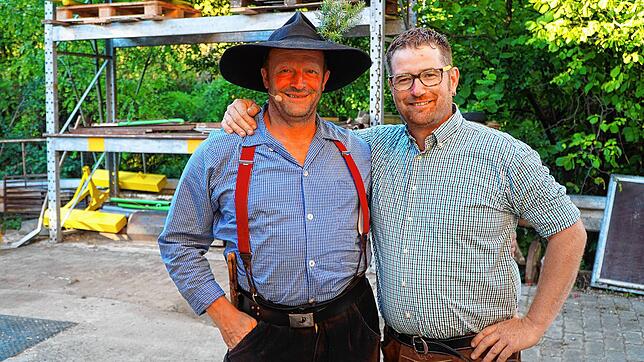 Martin Wangler alias Fidelius Waldvogel (links) war zu Gast auf dem Lauterbachhof im Tenger Stadtteil Uttenhofen bei Stefan Leichenauer.