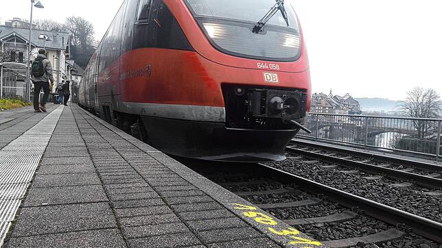 Eine dieselgetriebene Regionalbahn fährt am Haltepunkt Laufenburg ein. Ab Dezember 2027 sollen auf der Hochrheinstrecke elektrische ...