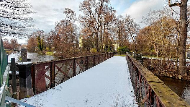 Unberührte Schneedecke auf dieser Brücke über die Brigach.