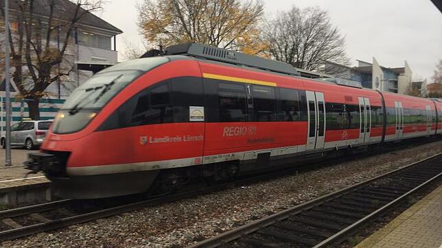 Kritik und Hoffnung: Schenkt man den Ankündigungen von Abgeordneten und Landesregierung Glauben, sollen auf der Hochrheinbahn zwischen ...