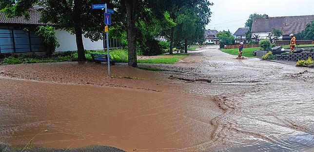 Das Wasser läuft in Unterbaldingen vom Föhrenwiesgraben her weitflächig bis in den Ort hinein. Die Straße muss gesperrt werden, die ...
