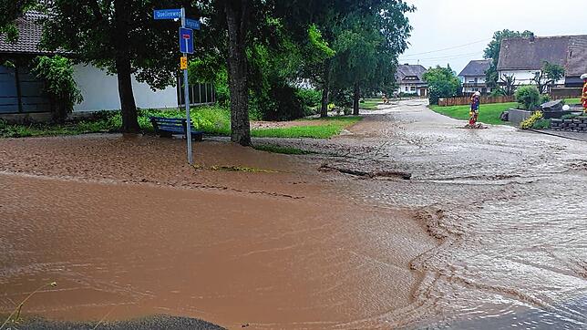 Das Wasser läuft in Unterbaldingen vom Föhrenwiesgraben her weitflächig bis in den Ort hinein. Die Straße muss gesperrt werden, die ...