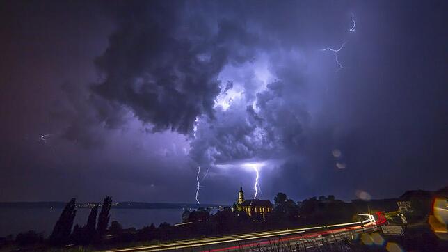 Auf diesem Bild, das unser Fotograf Achim Mende bei einem Gewitter über dem Bodensee einfangen konnte, scheint es, als schlage im Dach ...