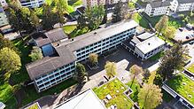 Das Drohnenbild zeigt eines der drei Gebäude der Hans-Thoma-Schule in Titisee-Neustadt. Fünf Schülerinnen und Schüler haben sich das ...