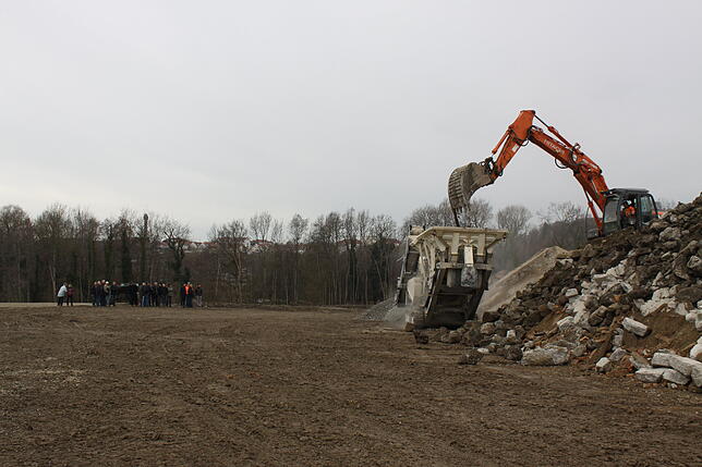 Räte und Anwohner stehen rund 20 Meter neben der Maschine, die im Falle der geplanten Anlage am Standort Berenberg dort unbelastete ...