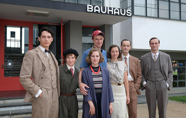 Beim Dreh zu "Lotte am Bauhaus": die Schauspieler Noah Saavedra (von links), Nina Gummich, Alicia von Rittberg, Regisseur Gregor ...