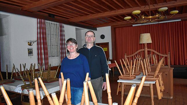 Die Stühle müssen hochgestellt bleiben: Inhaber Andrea und Dirk Tröndle vom Landgasthof Rössle in Berau können wegen des ...