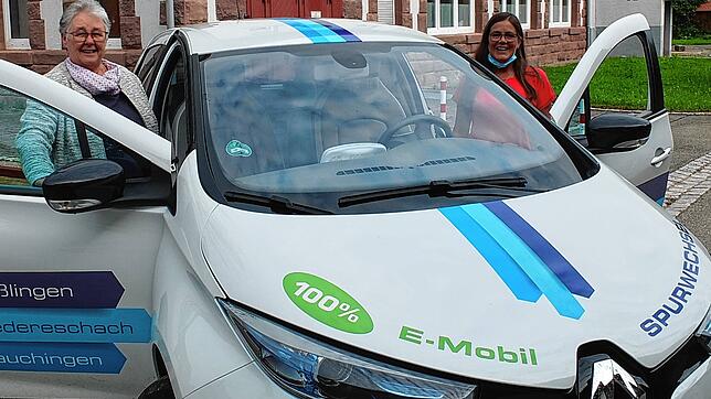 Der Renault-Zoe ist frisch aufgeladen: Jeanette Christmann (rechts) und Ursula Grabfelder stehen auch bereits parat, somit kann es auch ...