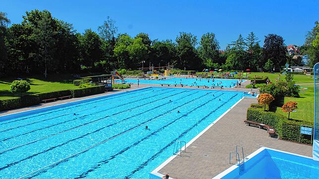 Bleibt die Inzidenz im Kreis Sigmaringen unter 100, sollen am Freitag das Waldfreibad und das Strandbad im Seepark in die Badesaison ...