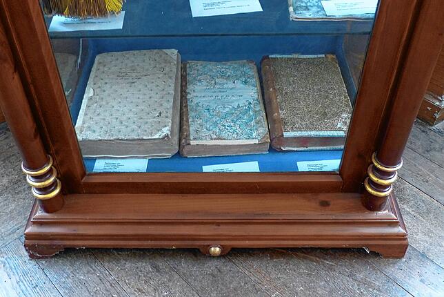 In dieser Vitrine liegen die drei einzigen hier verbliebenen Bücher vom Frauenkloster Riedern.