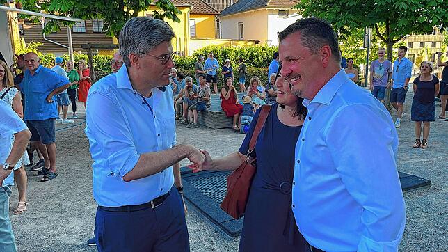 Landrat Martin Kistler (links) gratuliert dem wiedergewählten Bürgermeister Adrian Schmidle und dessen Frau Christine zum Wahlergebnis.