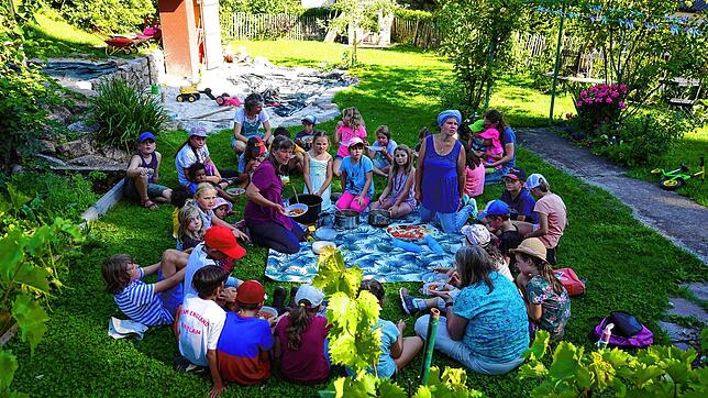 Krönender Abschluss: Gemeinsam genießen die Kinder das selbst gekochte leckere Reisgericht mit Erdnussbutter. Bild: Hans-Jürgen Sackmann