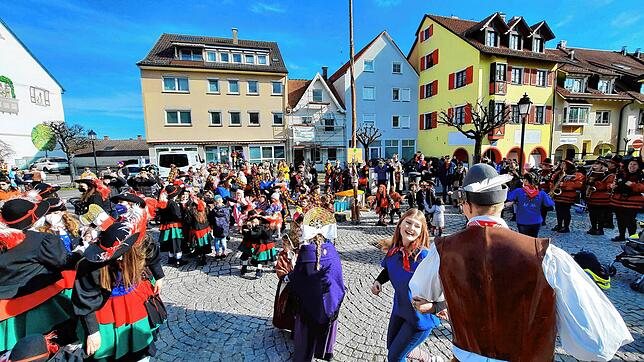 Bild 36: Bilder vom Kindernarrenbaum-Setzen auf dem Gustav-Hammer-Platz in Stockach
