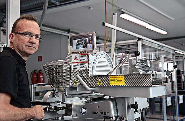 Monteur Markus Franzkowiak gehört zu den 176 Bizerba-Mitarbeitern am Standort Meßkirch, die von der nach wie vor gesunden Ertragslage ...