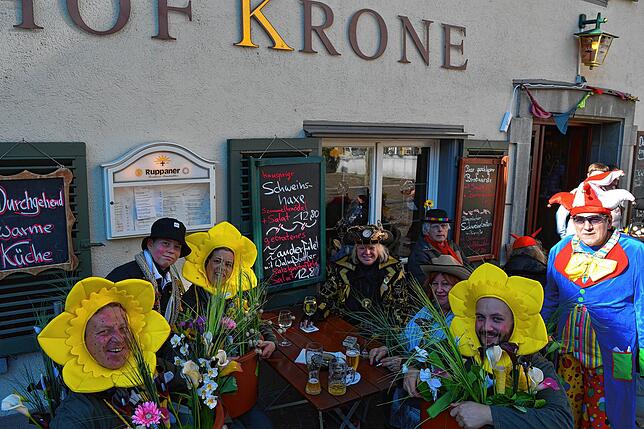 Flower-Power: Blumen zieren den Platz am Gasthaus Krone.