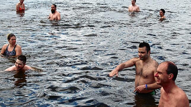 Mindestens 30 Sekunden, maximal drei Minuten: Das sind die Bedingungen für das Anbaden im Kirnbergsee bei Bräunlingen.