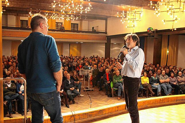 Moderiert durch Manfred Faden (links), konnten die rund 400 Besucher im Anschluss an den Vortrag von Hans Kammerlander ihre Fragen an ...