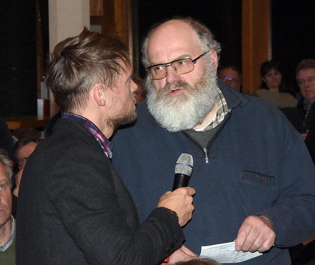 Michel Horelt (links) moderierte die Informationsveranstaltung. Auf unserem Foto kritisiert der Landwirt und Gastwirt Bernhard Andris ...