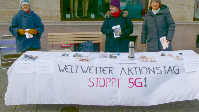 Mit Infoständen, wie hier in der Innenstadt von Bad Säckingern, möchte der Verein Lebenswerter Hochrhein auf die Gefahr von Funkstrahlen ...
