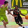 Mit einem energischen Antritt versucht Panthers-Spieler Demarkus Stuckey am Ehinger Takiula Fahrensohn vorbeizuziehen.