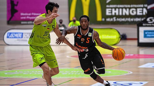 Mit einem energischen Antritt versucht Panthers-Spieler Demarkus Stuckey am Ehinger Takiula Fahrensohn vorbeizuziehen.
