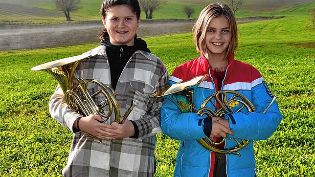 Die Dorfmusik Rechberg möchte sich zwei Doppelwaldhörner anschaffen. Das Bild zeigt zwei Jungmusikerinnen mit ihren Kinderwaldhörnern.