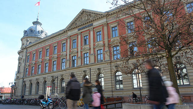 Imposantes Gebäude: Die Sparkasse Bodensee will durch die Vermietung von Räumen in dieser Toplage Geld einnehmen und dadurch gesunkene ...