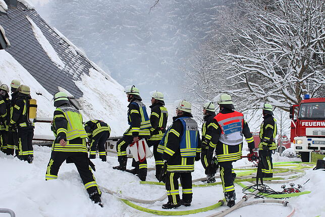 Bild 3: Großeinsatz der Feuerwehr: Hof "Im Grund" brennt vollständig ab