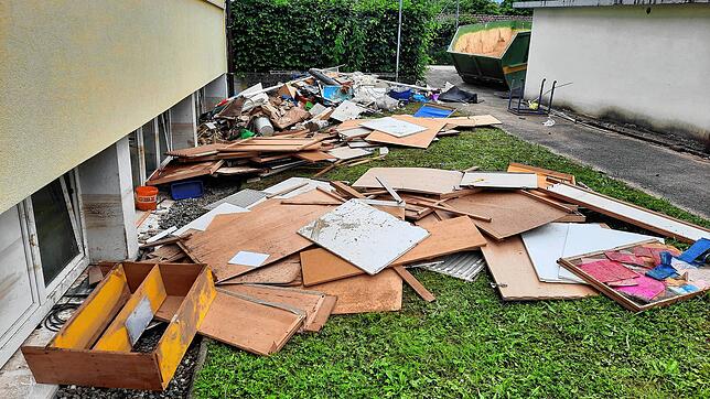 Hochwasserschäden an der Grundschule in Küssaberg: Rund fünf Container wurden mit zerstörtem oder beschädigtem Inventar gefüllt. Nach ...