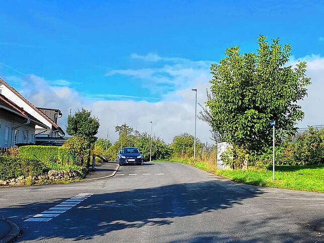 Die Straße Am Maisenbühl mündet in die Friedhof- und Pestalozzistraße sowie in mehrere Feldwege. Auch zur Waldorfschule und zum ...